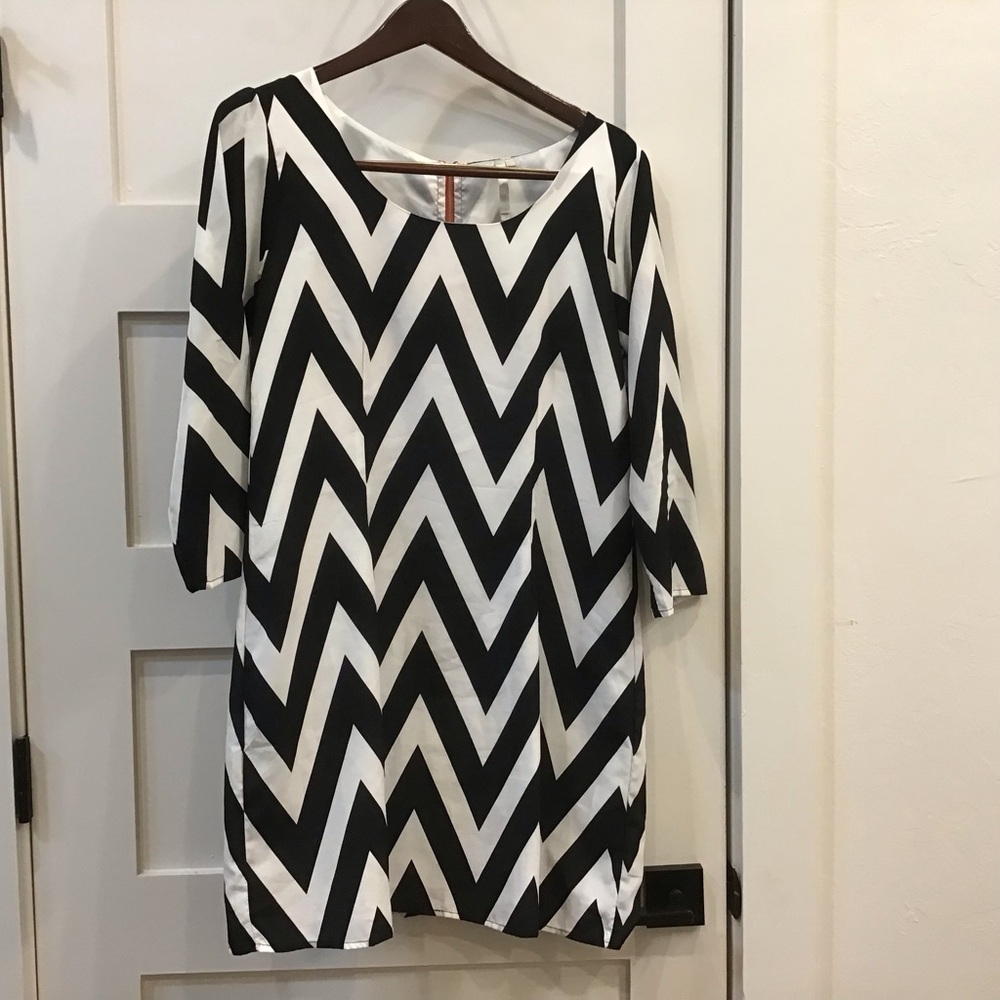 🖤 Chic Black & White Chevron Dress w/ Bold Orange Back Zipper – Size M (Estimat